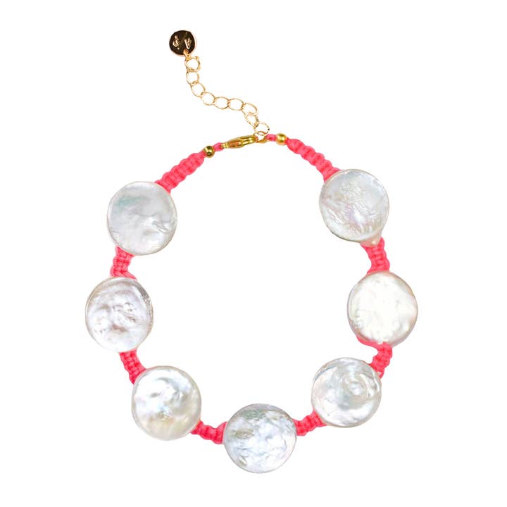 Bracelet de cheville Coin Pearl sur cordon rose vif pour la vente par Adriana Pappas Designs