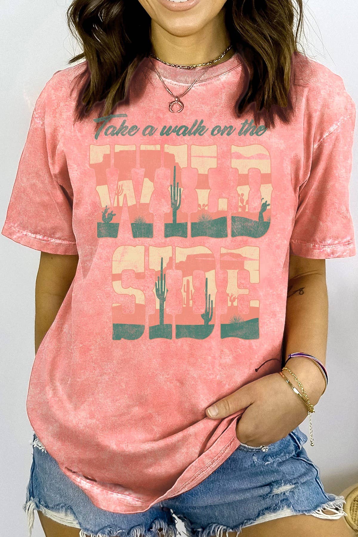 Amused by Blue – Engroshandel T-shirt med print - Dame – WILD SIDE - Vintage Mineralvasket Grafisk Print Top0