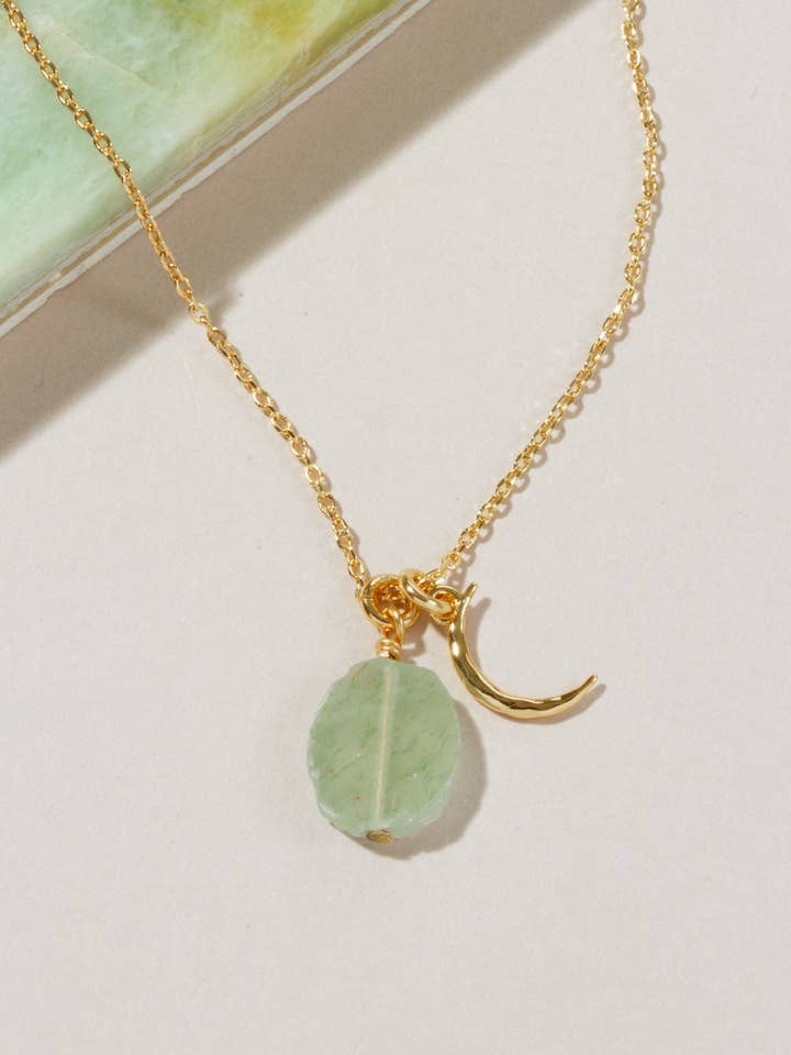 Collier en forme d'être céleste - Aventurine verte pour la vente par Luna Norte