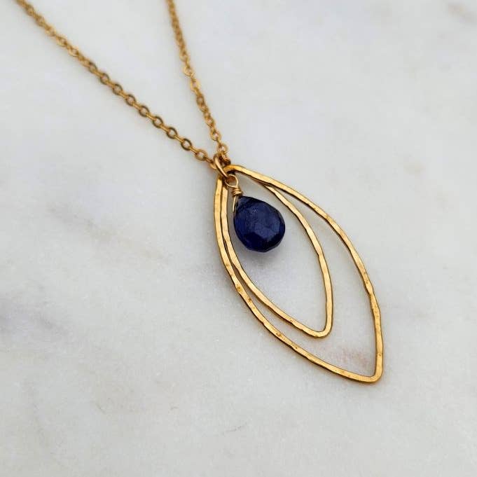 Äkta safir guldpläterat hamrat marquis-halsband för wholesale av Edgy Petal Jewelry