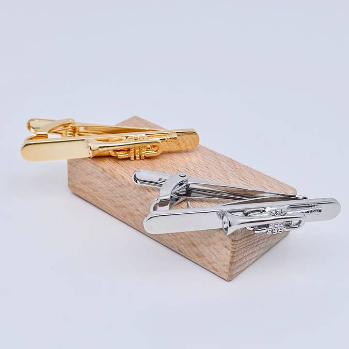 Pince à cravate en métal design trompette pour la vente par Mio Queena