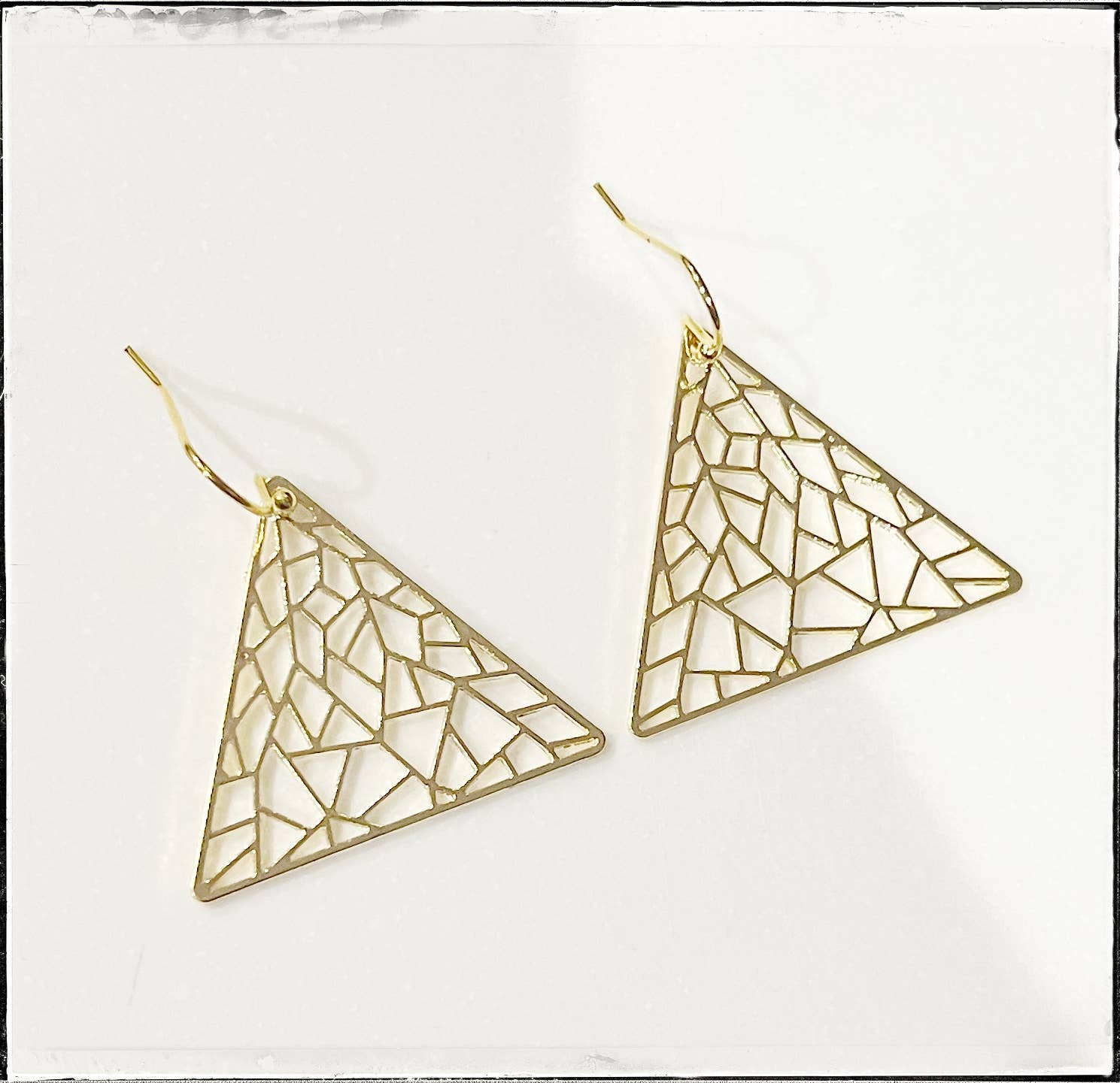 GentrybyJenna – Großhandel Ohrhänger – Statement-Ohrring aus Messing mit Laserdreieck und Spitze, goldfarben1