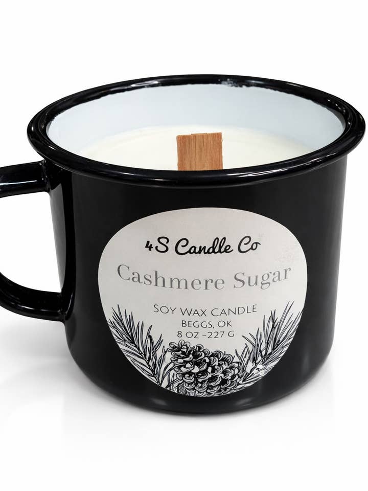 Bougie en cire de soja dans une tasse de camp noire pour la vente par 4S Candle Co