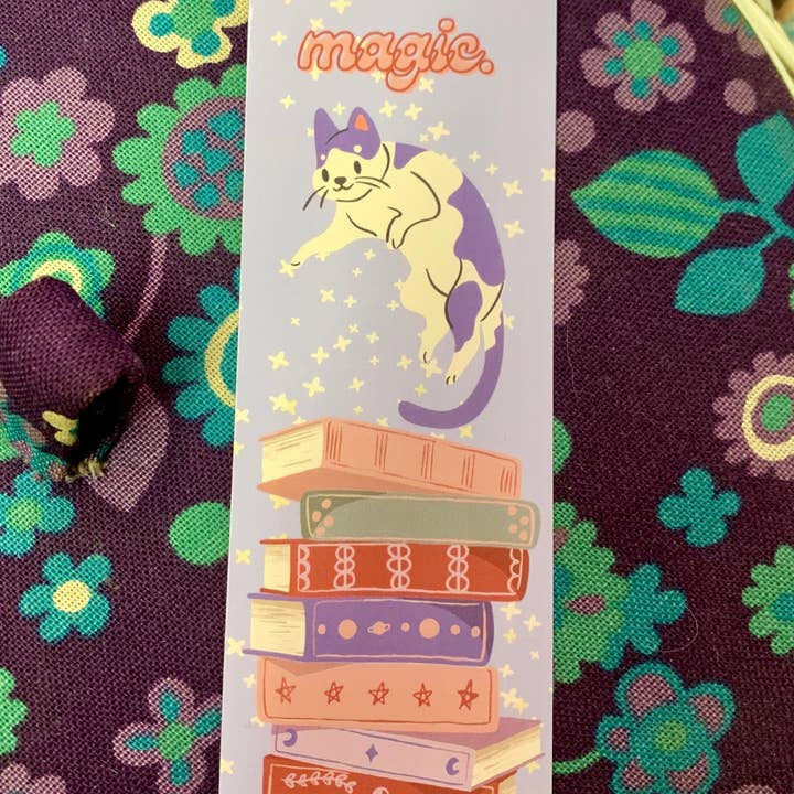 Corkscrew Curiosities - Vente Marque-page - Trouvez le marque-page Magic Cat Stack1