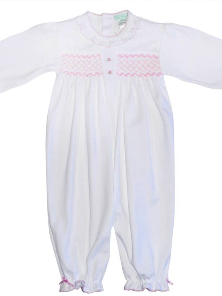 Vit Smocked Baby Girl Pima Bomull Converter Klänning w/volanger för wholesale av Baby Threads
