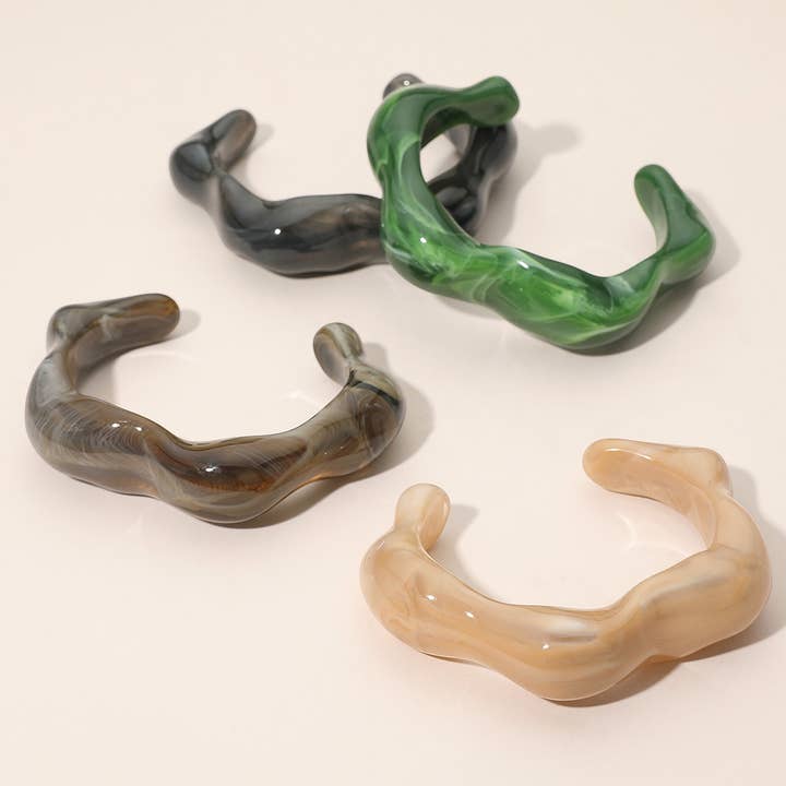 Chunky skulpturel marmoreret resin armbåndsmanchet for engroshandel hos Sensibling Corp.