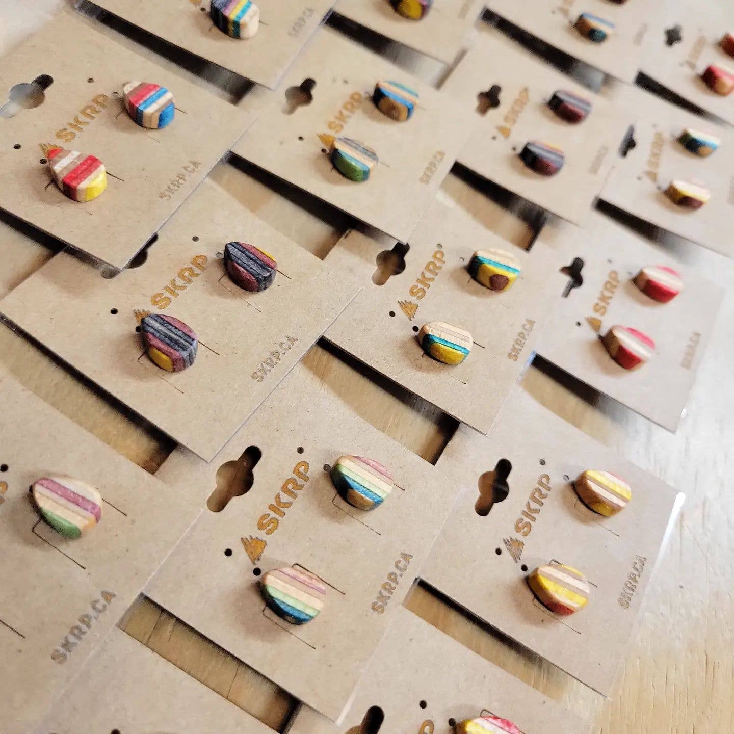 SKRP - Wholesale Knopjes/oorstekers - Oorbellen met druppelvormige studs van gerecycled skateboard3