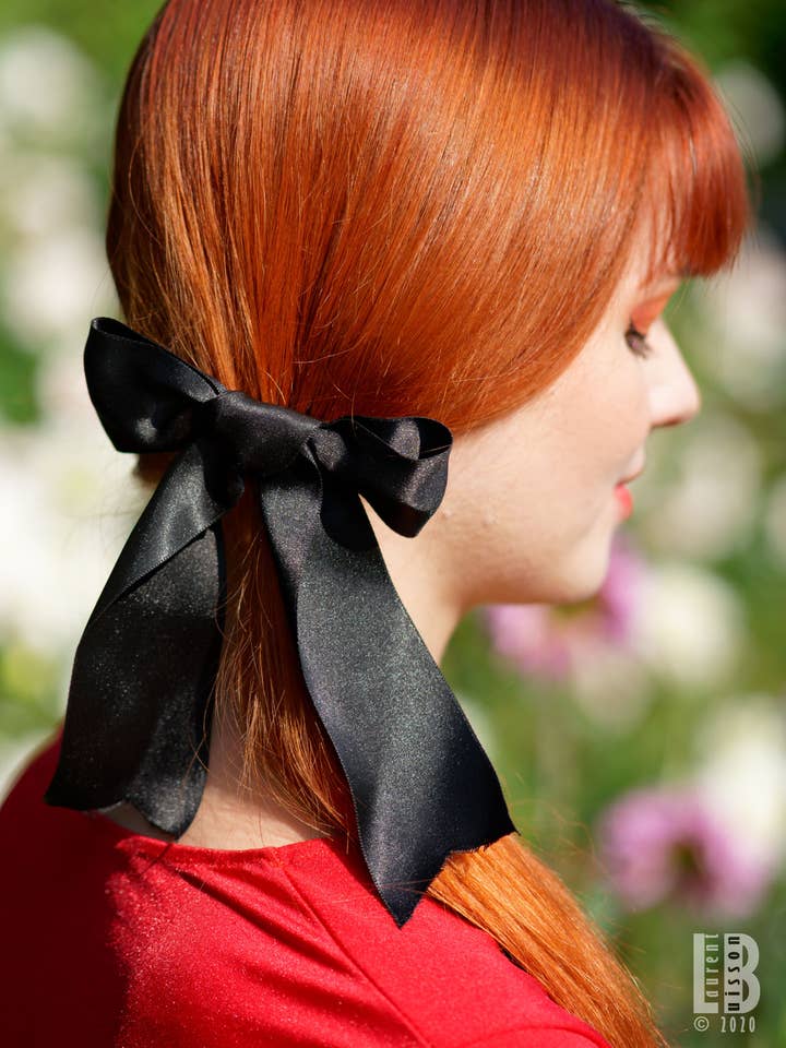 Quin svart sidenrosett med fransade band för wholesale av Chérie et Dandy