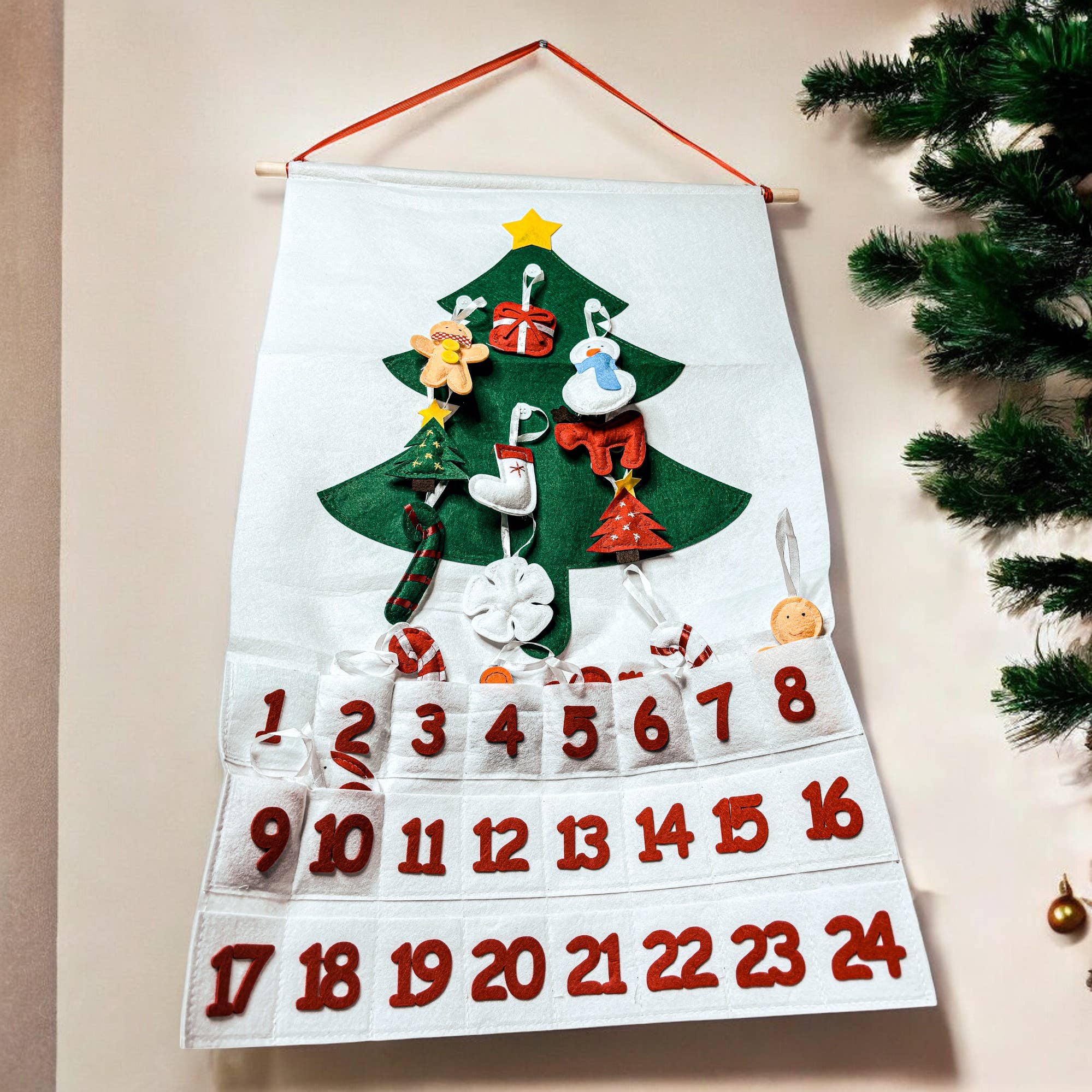 Gia Roma – Großhandel Adventskalender – Wiederverwendbarer Adventskalender aus Filz mit hängenden Plüschornamenten33