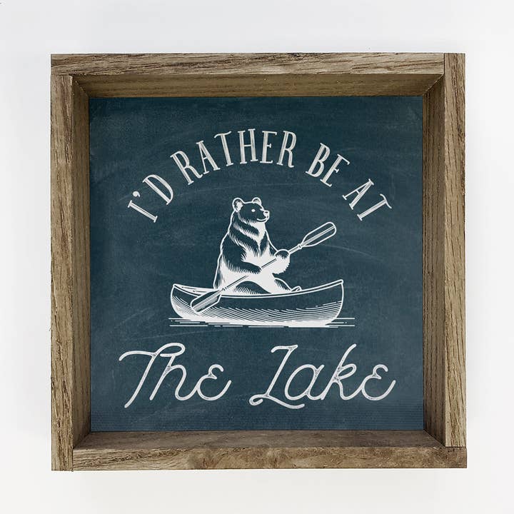 Letrero con texto «I'd Rather Be at the Lake Bear», con texto enmarcado en el lago para venta al por mayor de Hangout Home