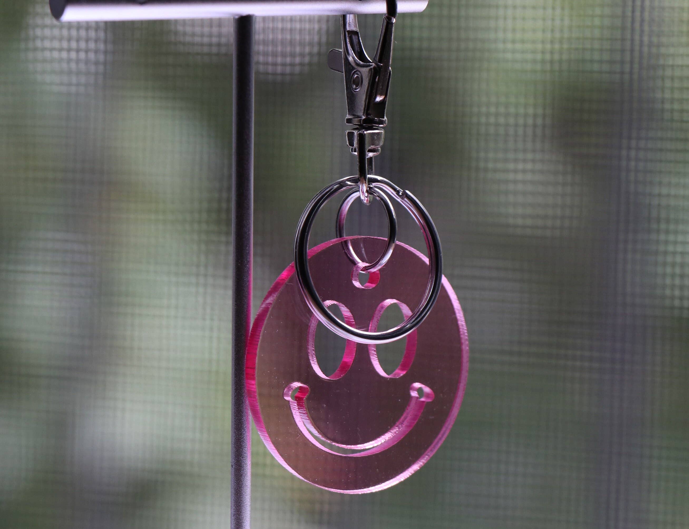 DeanMish – Engroshandel Nøglering - Dame – Laserskåret Mini Smiley akryl nøgleringe5