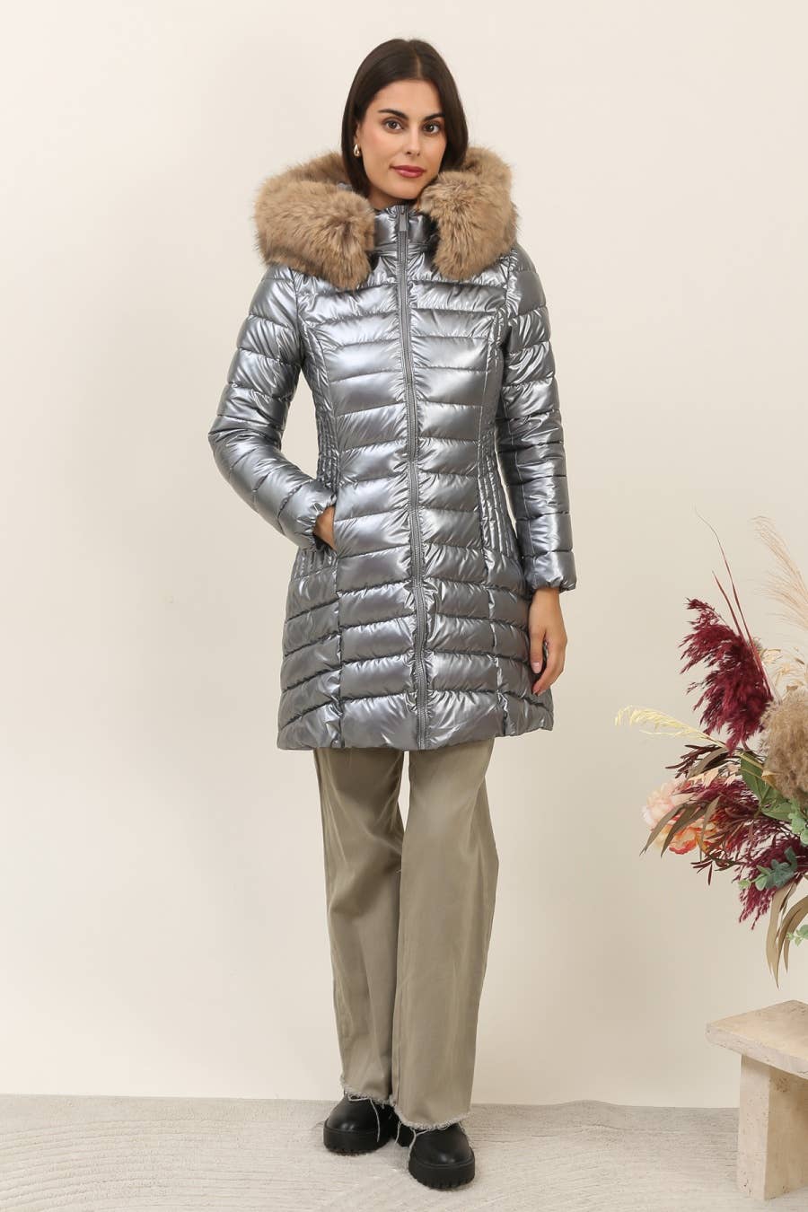 Attrait Paris – Großhandel Pufferjacke – Damen – Metallic lange Steppjacke mit Fell am Kapuzenrand31