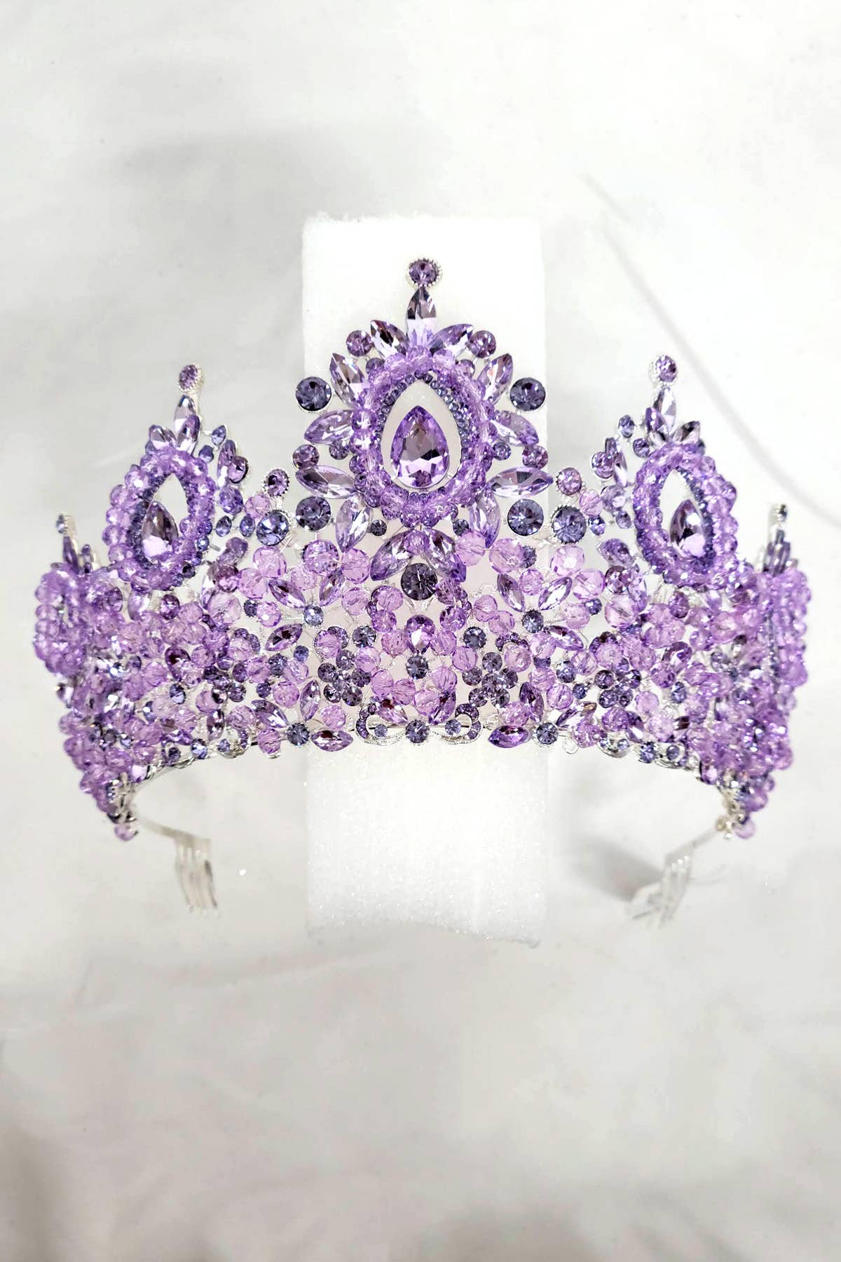 Chicas - Wholesale Tiara - Women's - Metal tiara with crystal balls and jewel rhinestones HT9621