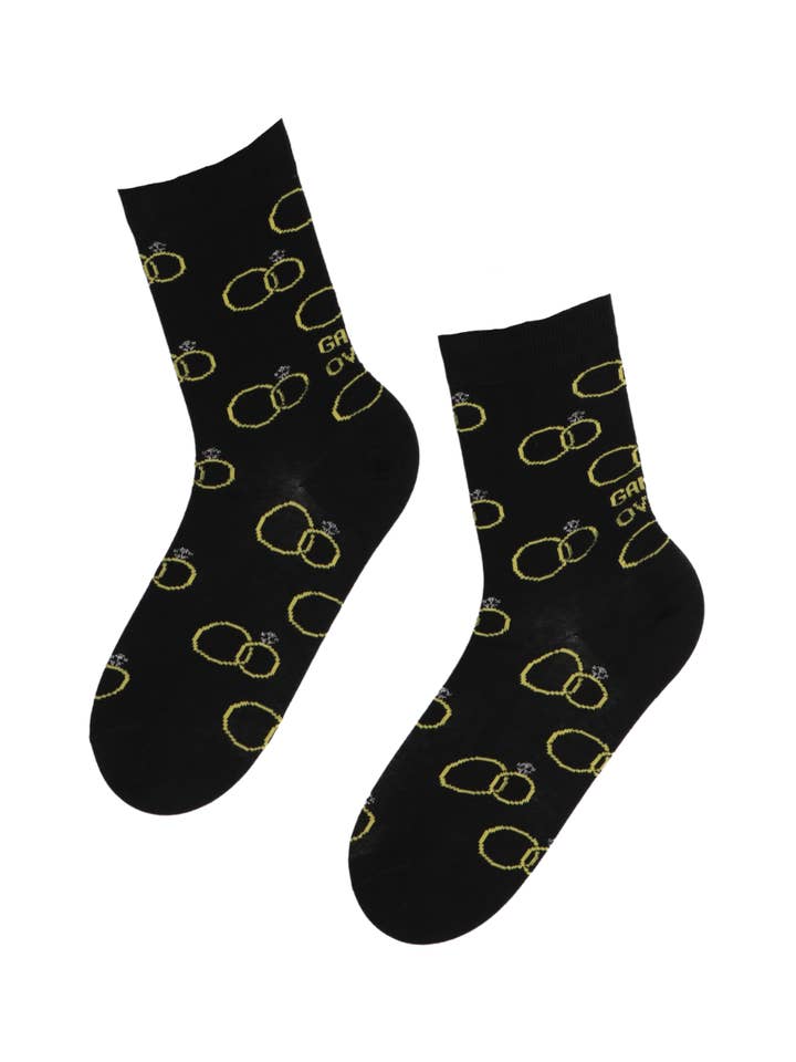 Sokisahtel I BestSockDrawer – Engroshandel Strømper - Unisex – GAME OVER sorte sokker med ringe til bryllupper1