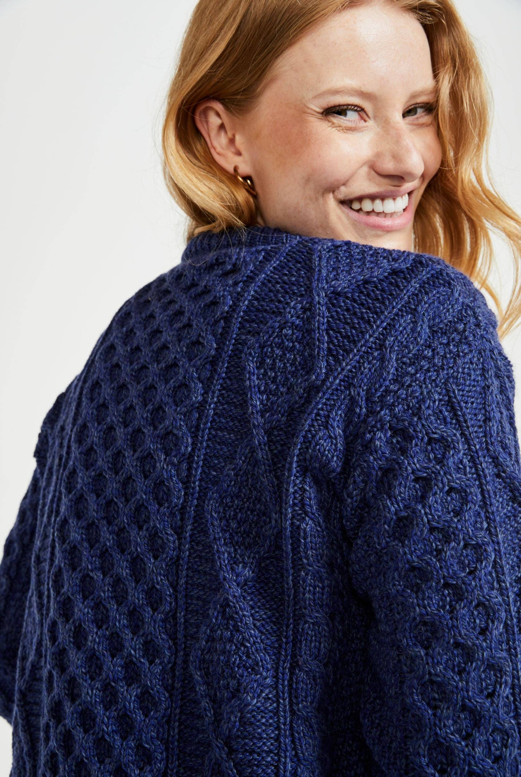 Aran Woollen Mills – wholesale Pullovertröja - Dam – Éireann Traditionell Aran Supersoft tröja Dam - Marinblå3