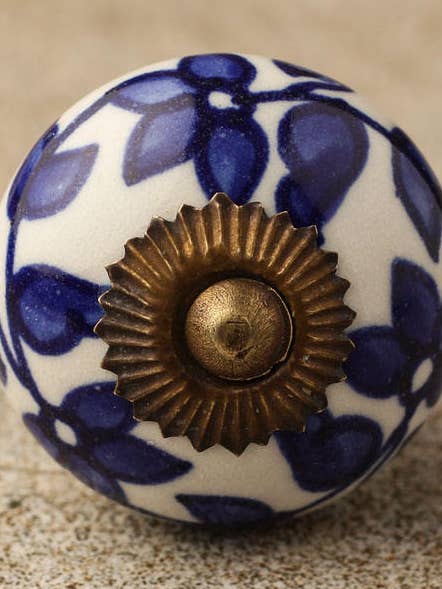 Motif floral bleu élégant sur une base blanche pour la vente par KNOBCO