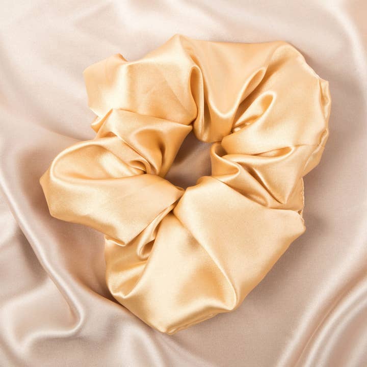 Medium Volumen Satin Scrunchie - Guld for engroshandel hos You Go Natural