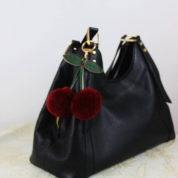 Leto Accessories – wholesale Handväske- och väskaccessoar – Dam – Äkta kaninpäls körsbärsväskcharm – Plyschväskaccent2