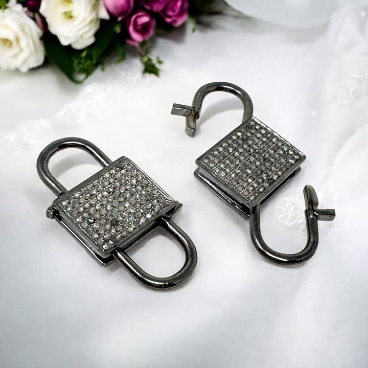 Bane diamant lås, sort Rhodium over Sterling sølv dobbeltsidet lås og dobbeltsidet diamanter, 24,5 mm x 14 mm, 1 Pc for engroshandel hos Akstar Gems
