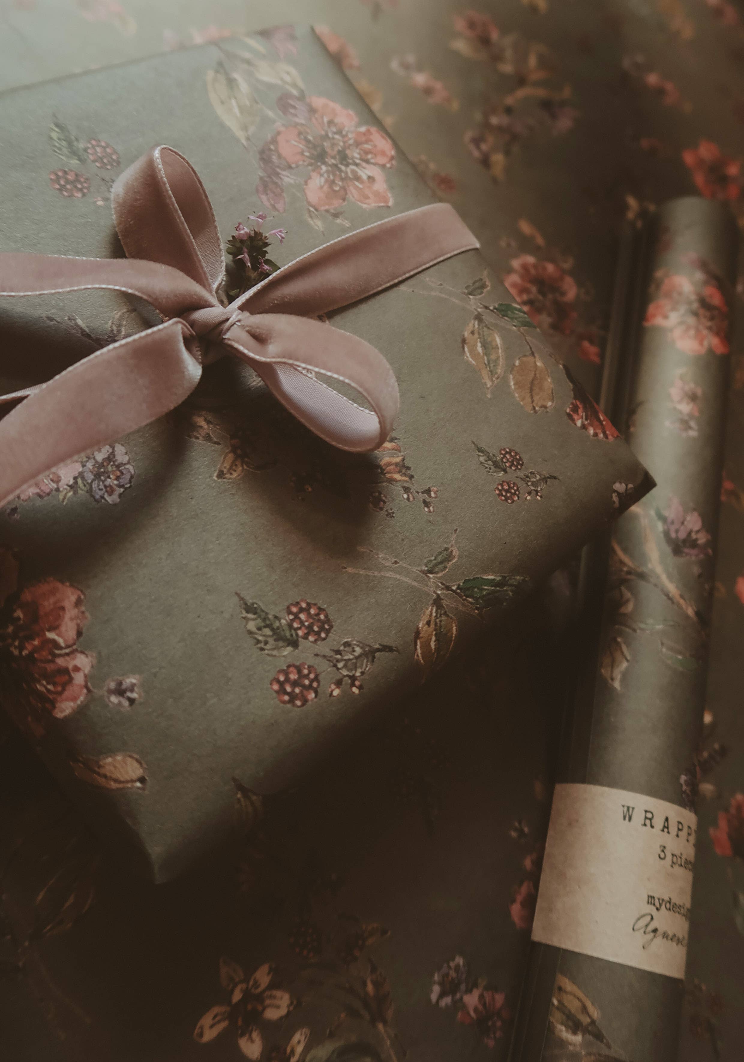 MyDesignPictures – wholesale Wrapping paper roll – Set Of 3 Pieces Flowers on dark gray kraft Wrapping Paper4