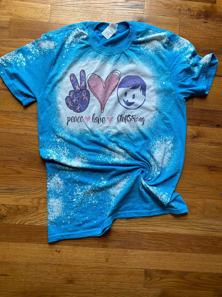 Cleft Strong | Peace Love Cleft | Cleft Awareness | Bleach Tee | Bleached Shirt | Gebleichtes Hemd für den Großhandel von Cute As A Rustic Button