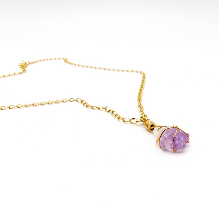 Collier en acier inoxydable avec pendentif améthyste brute, Alex en or pour la vente par FolieSucree