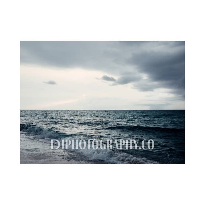 Eine stürmische Symphonie an der Küste - Fotodruck für den Großhandel von DJ Photography