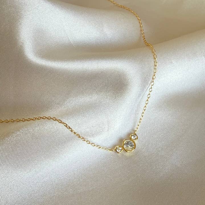 Collier Trois Pierres pour la vente par JV Studios Jewellery