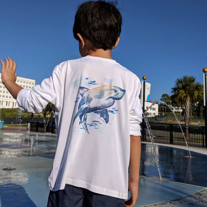 Chemise Caloosa « Great White Shark » UPF 50 ultra confortable pour enfants pour la vente par Caloosa WaterWear
