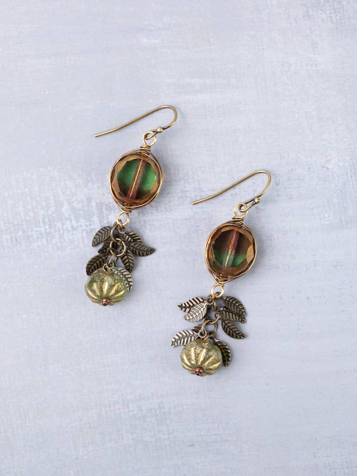 Ohrringe aus böhmischem Glas im Fischgrätenmuster mit Heiligem Herzen für den Großhandel von Anne Vaughan Designs Jewelry