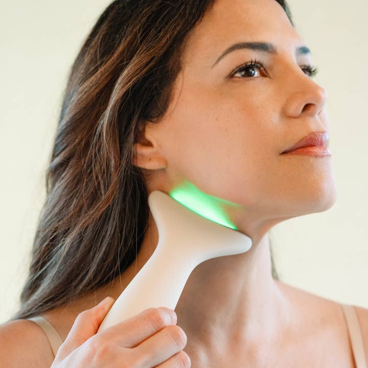 Hadaka Beauty - Wholesale Electronic Skincare Device - EMS & LED Face Light Therapy Massager3