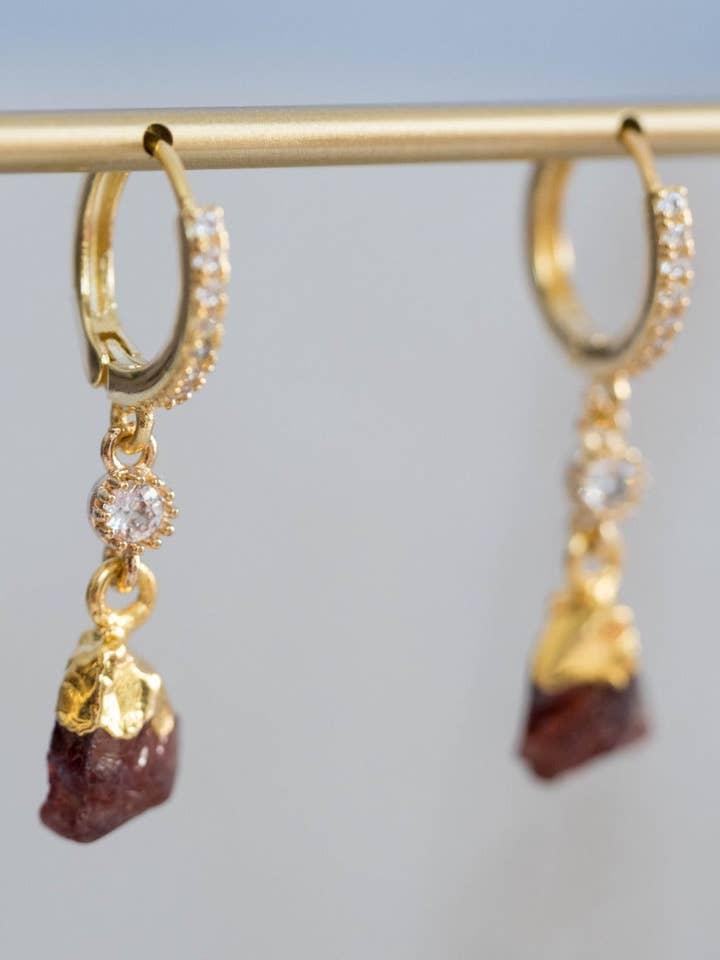 Huggies en grenat brut pour la vente par Rox & Lily