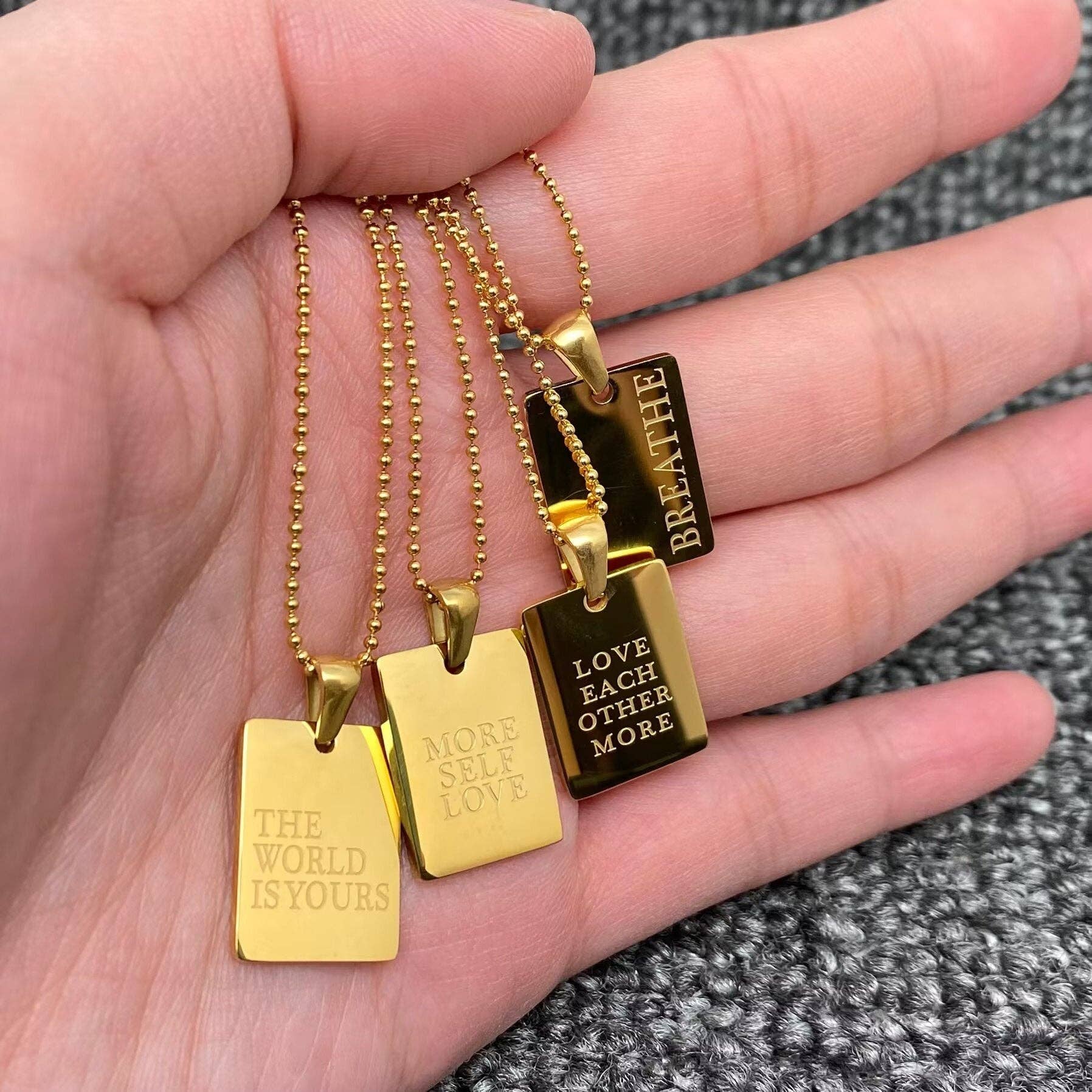 Mio Queena - Vente Colliers à pendentif - Collier en acier inoxydable plaqué or 18K avec charme carré inspirant - FGS4