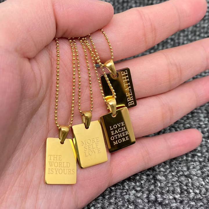 Mio Queena - Vente Colliers à pendentif - Collier en acier inoxydable plaqué or 18K avec charme carré inspirant - FGS4