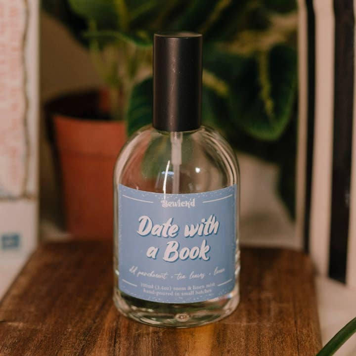 Date avec un spray d'ambiance livre - Parfum de luxe inspiré des livres pour la vente par Bewick'd Studio