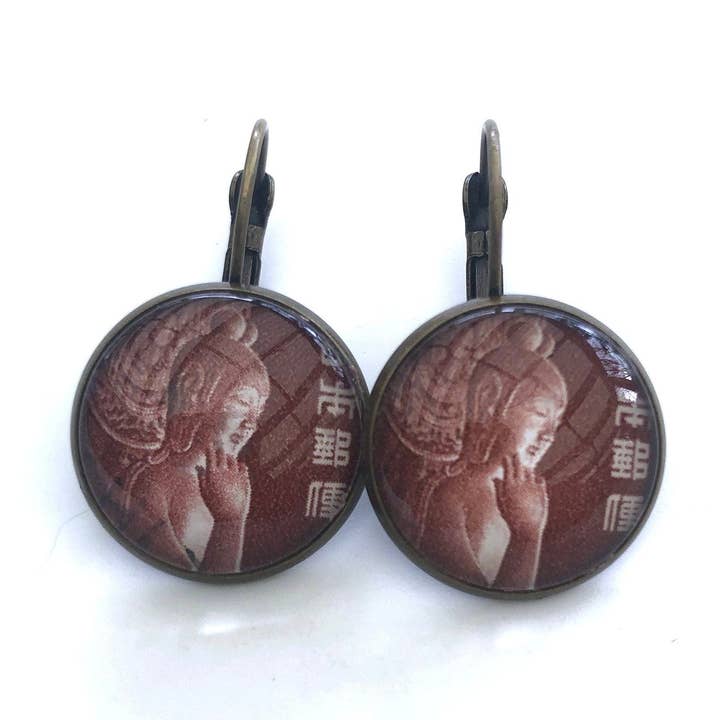 Japanse godin Kannon uit 1967 - Postzegeljuwelen - Vintage postzegeloorbellen - Franse clipoorbellen met antieke bronzen afwerking voor wholesale door Postage Stamp Jewelry