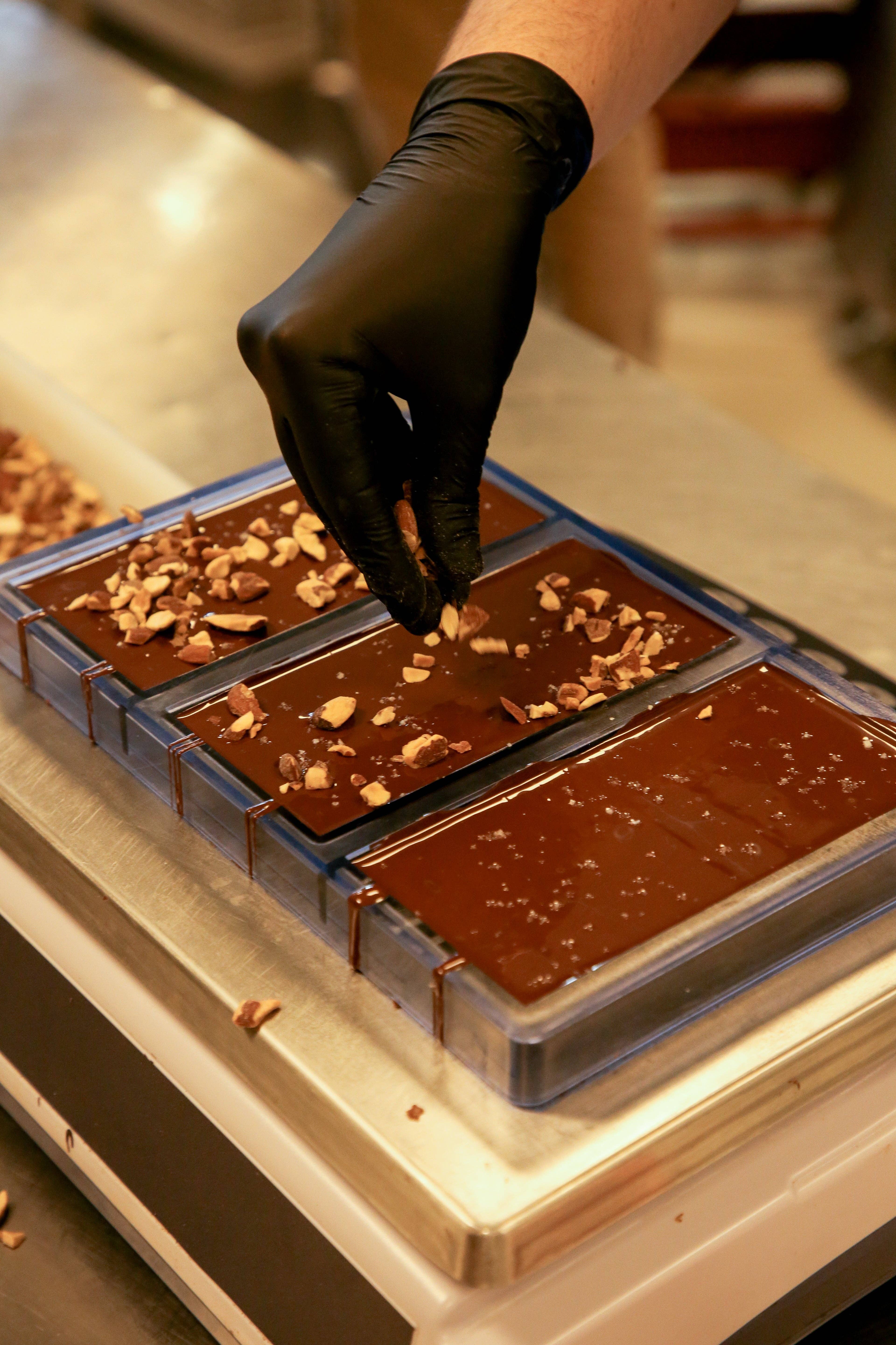 HERIO - Wholesale Chocolate - ORGANIC CHOCOLATE BAR WITH FLEUR DE SEL & ROASTED ALMONDS3