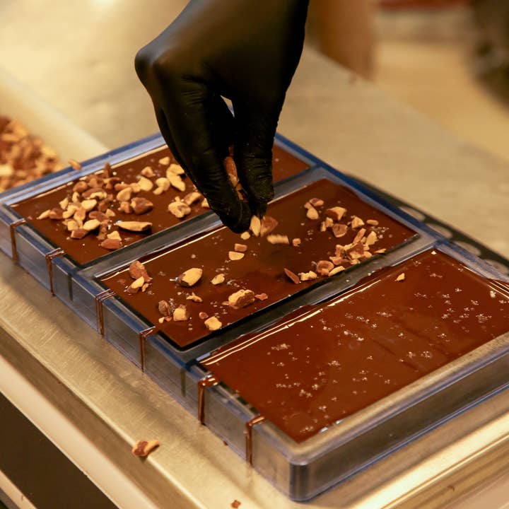 HERIO - Wholesale Chocolate - ORGANIC CHOCOLATE BAR WITH FLEUR DE SEL & ROASTED ALMONDS3