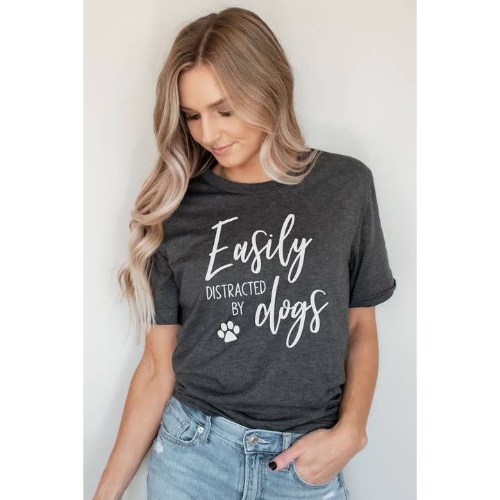 Lätt distraherad av hundar Grafisk Tee för wholesale av Bella Me