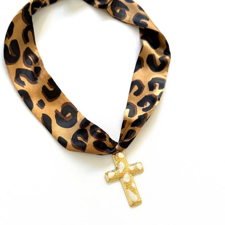 Dierenprint sjaal ketting met wit en goud kruis voor wholesale door iconic mi