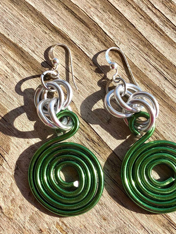 Kleine runde grüne Aluminiumdraht-Ohrringe mit Ohrdraht aus Sterlingsilber für den Großhandel von Jewelry With Me