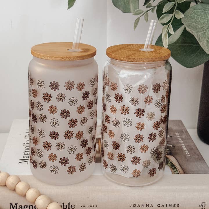 Emma K Designs - Wholesale Drinking Glass/Cup - Mini Fall Daisies 16oz Glass Cup with Bamboo Lid6