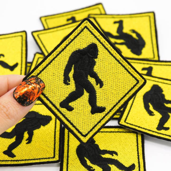 Sinal de cruzamento do pé grande bordado ferro no remendo por atacado de Project Pinup