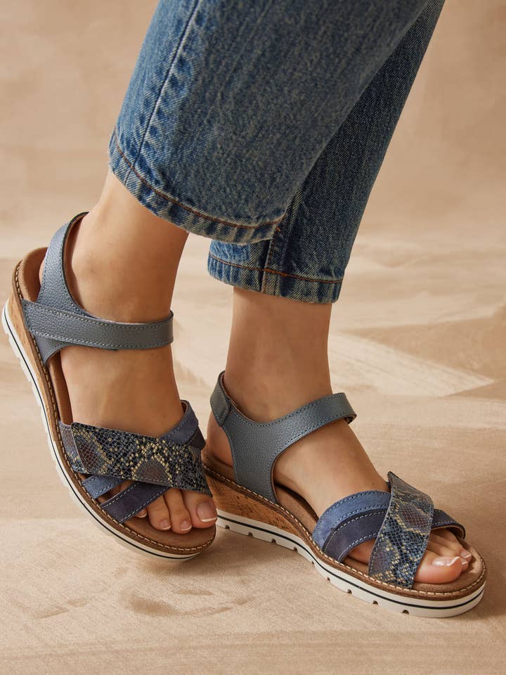 Sandálias compensadas com fecho duplo em velcro (2008238_0001) por atacado de PEDICONFORT