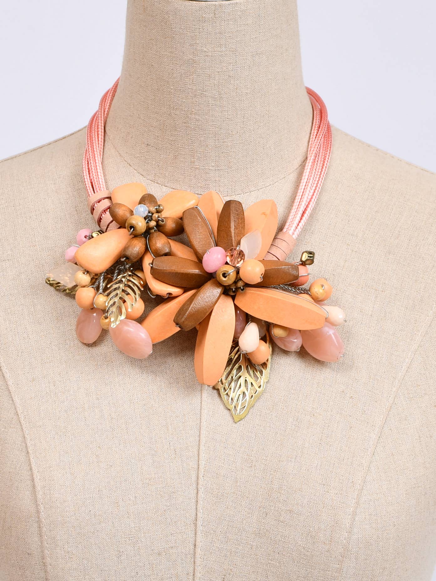 Victoria Moda – Engroshandel Halskæde med vedhæng – Kort blomsterhalskæde i træ2