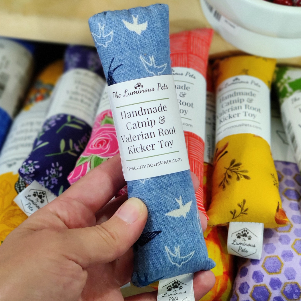 The Luminous Pets - Vente Jouet – chat - Jouets pour chats avec herbe à chat et racine de valériane - motifs variés, modèle Kicker7