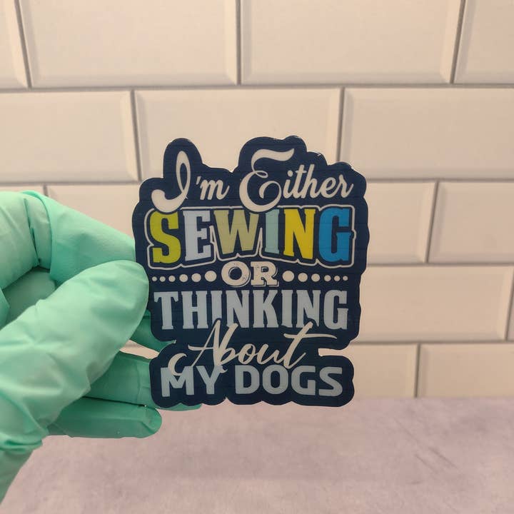 Aufkleber "Nähen oder an Hunde denken" - 3-Zoll-Aufkleber für den Großhandel von Dancing Dolphin Crafts