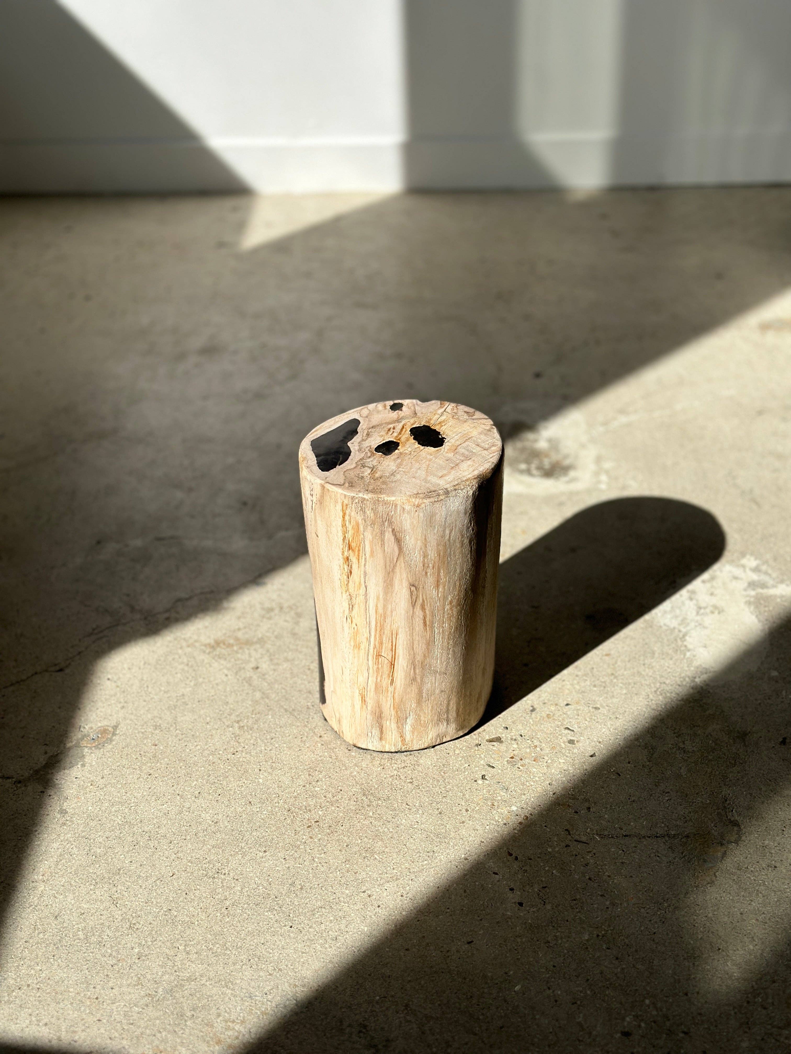 Office Objets - Wholesale Side Table - White petrified wood side table with black spots H:27.5 D:1829
