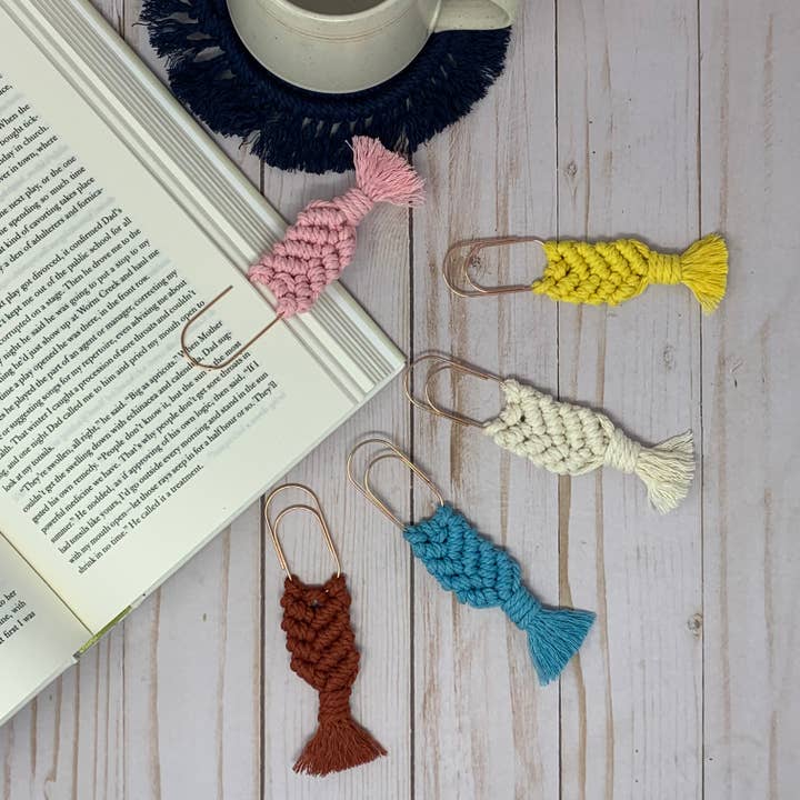 Mini trombone en macramé en or rose, marque-page, pince à agenda pour la vente par Cozy Rose Collective