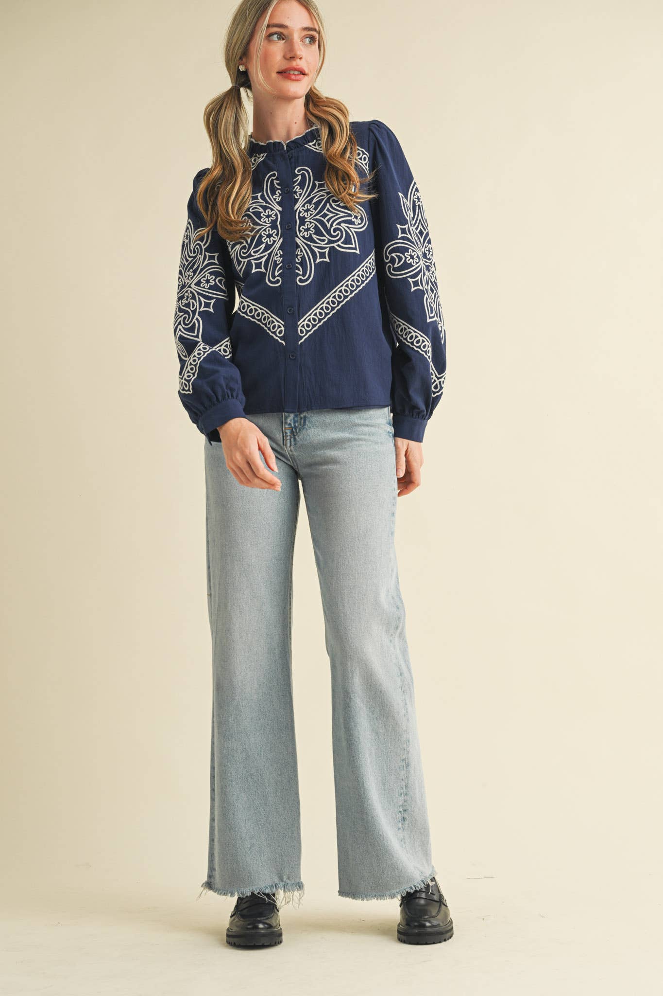 &MERCI – Engroshandel Skjorte med buttondown – til kvinder – BRODERET MOCK NECK KNAPPEBLUSE MTP333646